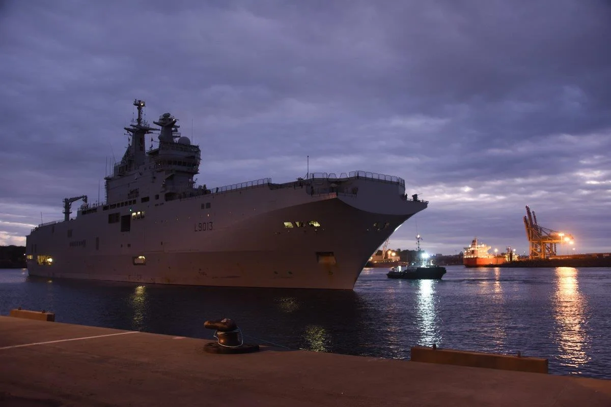 Le porte-hélicoptères Mistral accoste à La Réunion