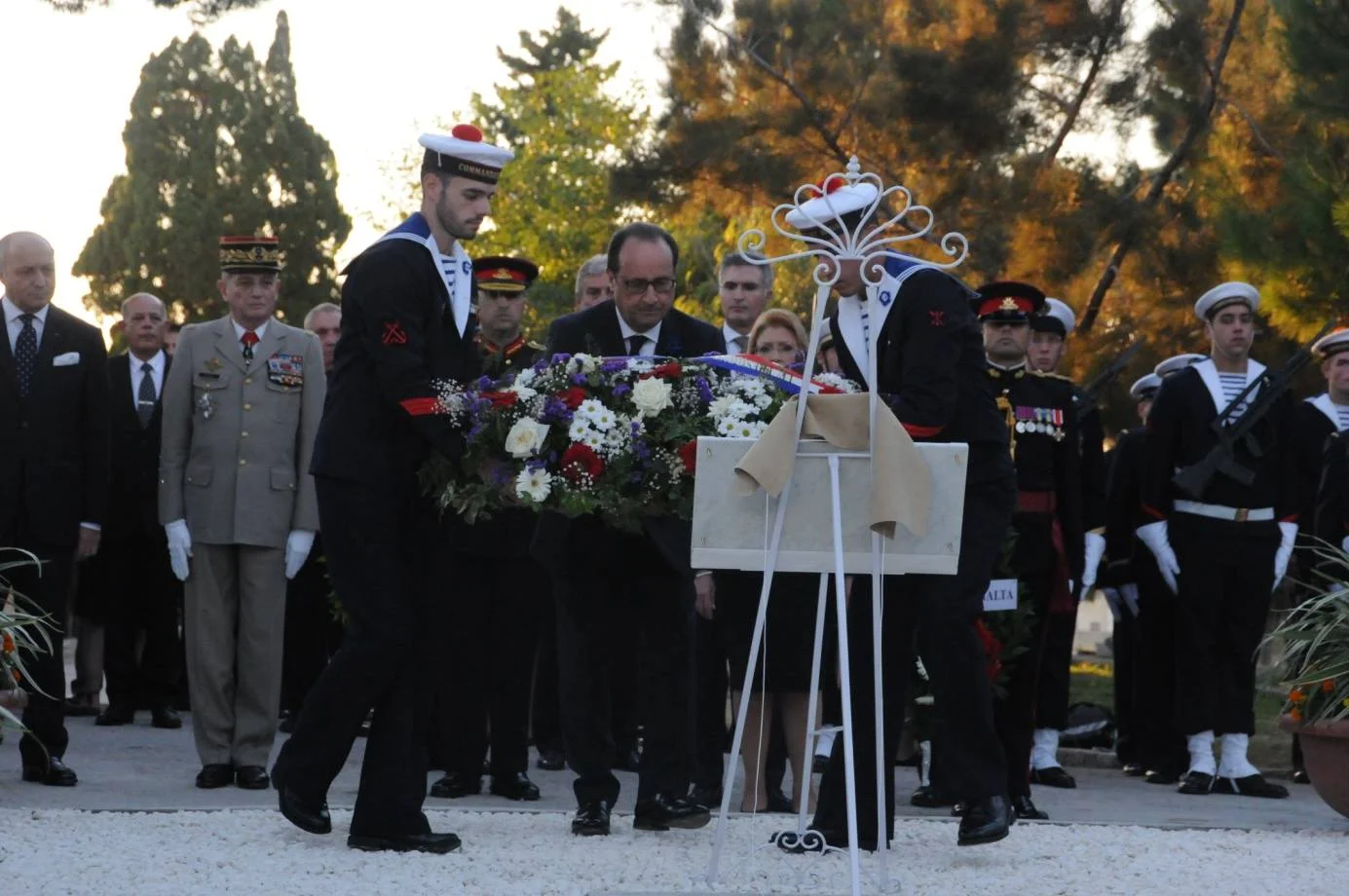 Le président de la République rend hommage aux marins français enterrés à Malte
