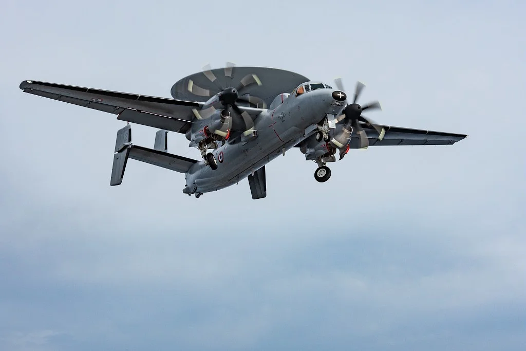 Un avion de guet aérien embarqué Hawkeye