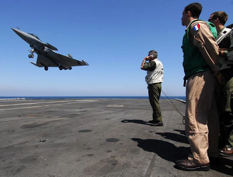 Un Rafale sur le porte-avions USS Truman