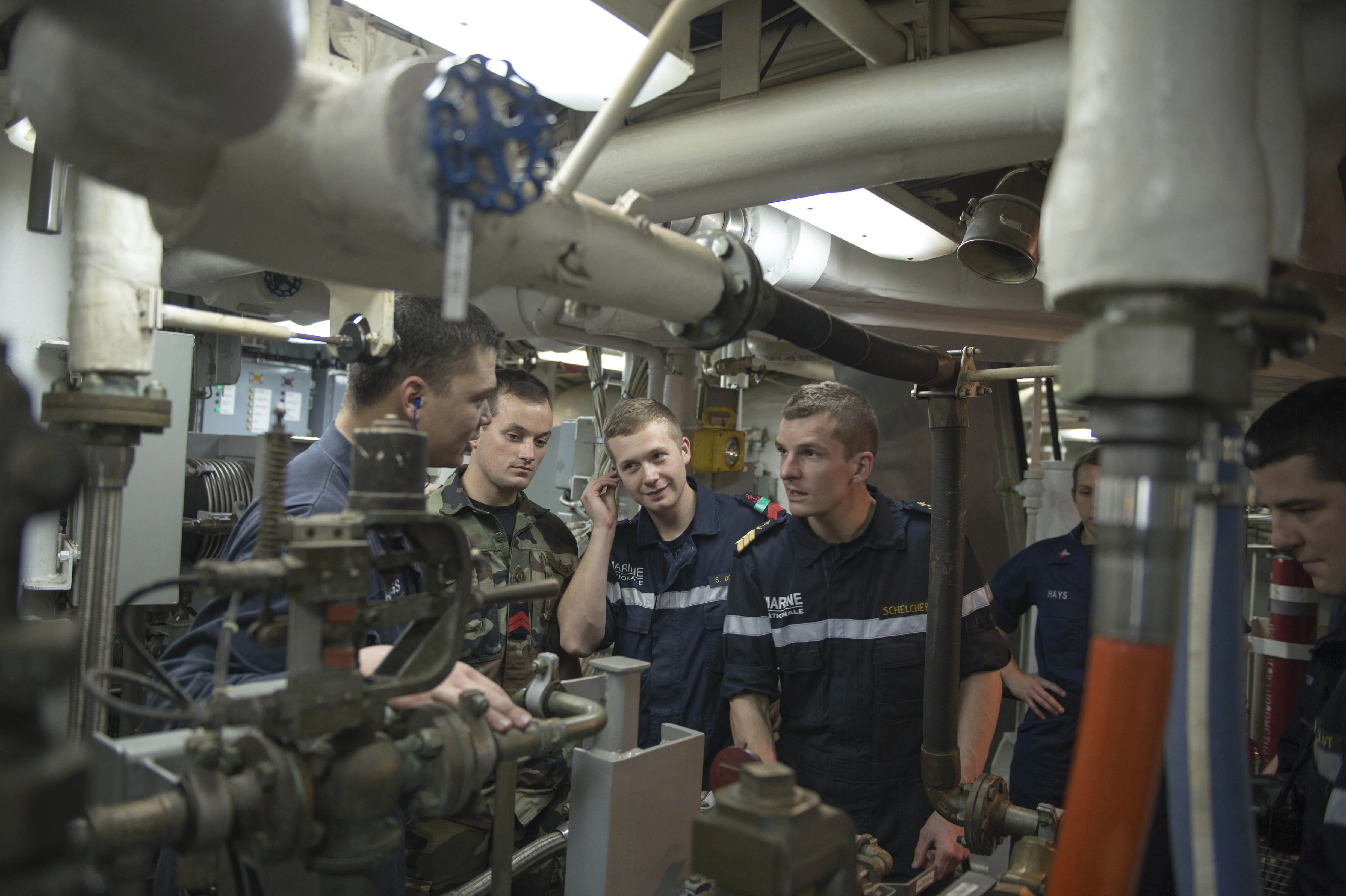 Des marins du Surcouf visitent la salle des machines du Stout