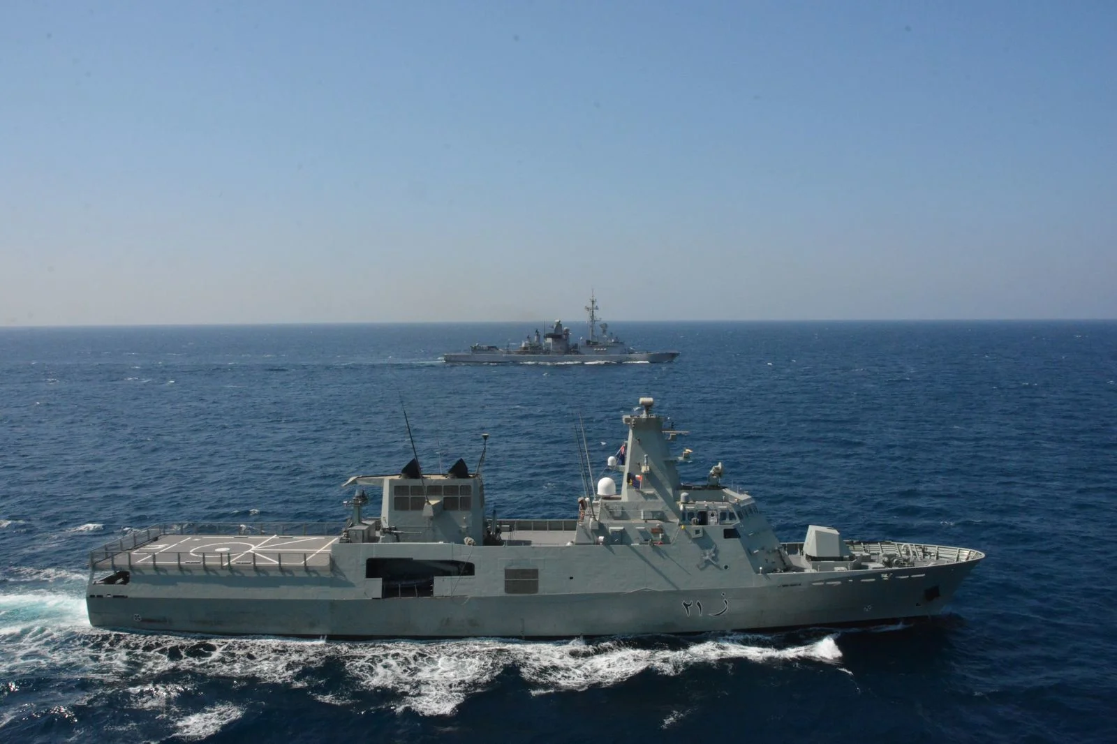 La frégate antiaérienne Jean Bart et le patrouilleur omanais Al Shinas