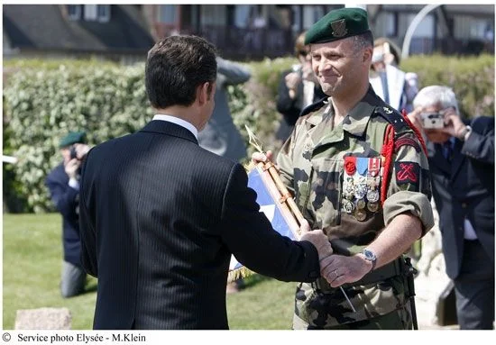 Le président de la République remet le fanion au contre-amiral Gillier