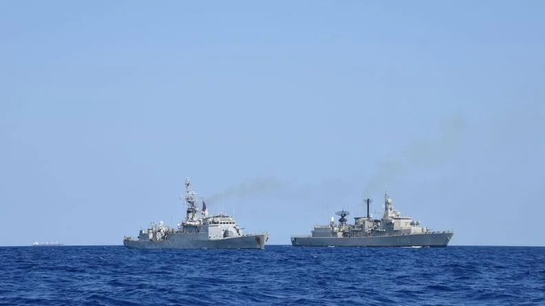 Le patrouilleur de haute mer Commandant Blaison et la frégate grecque Kountouriotis