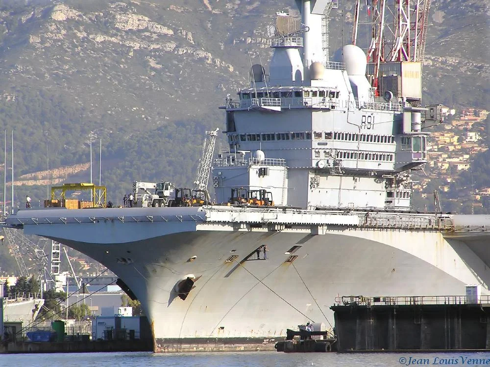 Le Charles de Gaulle entre au bassin