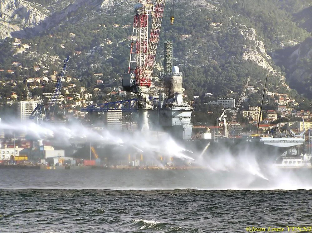 L'Estérel essaie son canon Ã  eau