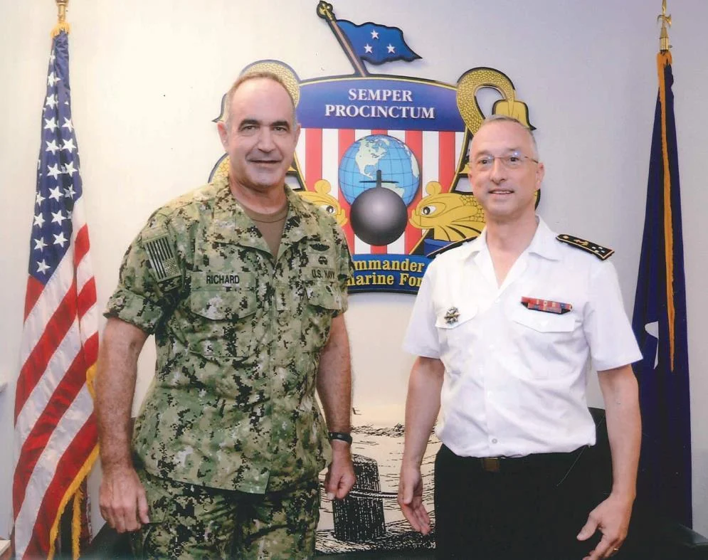 Le vice-amiral d’escadre Bernard-Antoine Morio de l’Isle, commandant des forces sous-marines et de la force océanique stratégique (ALFOST), et le Vice-Amiral Charles Richard, commandant des forces sous-marines des Etats-Unis
