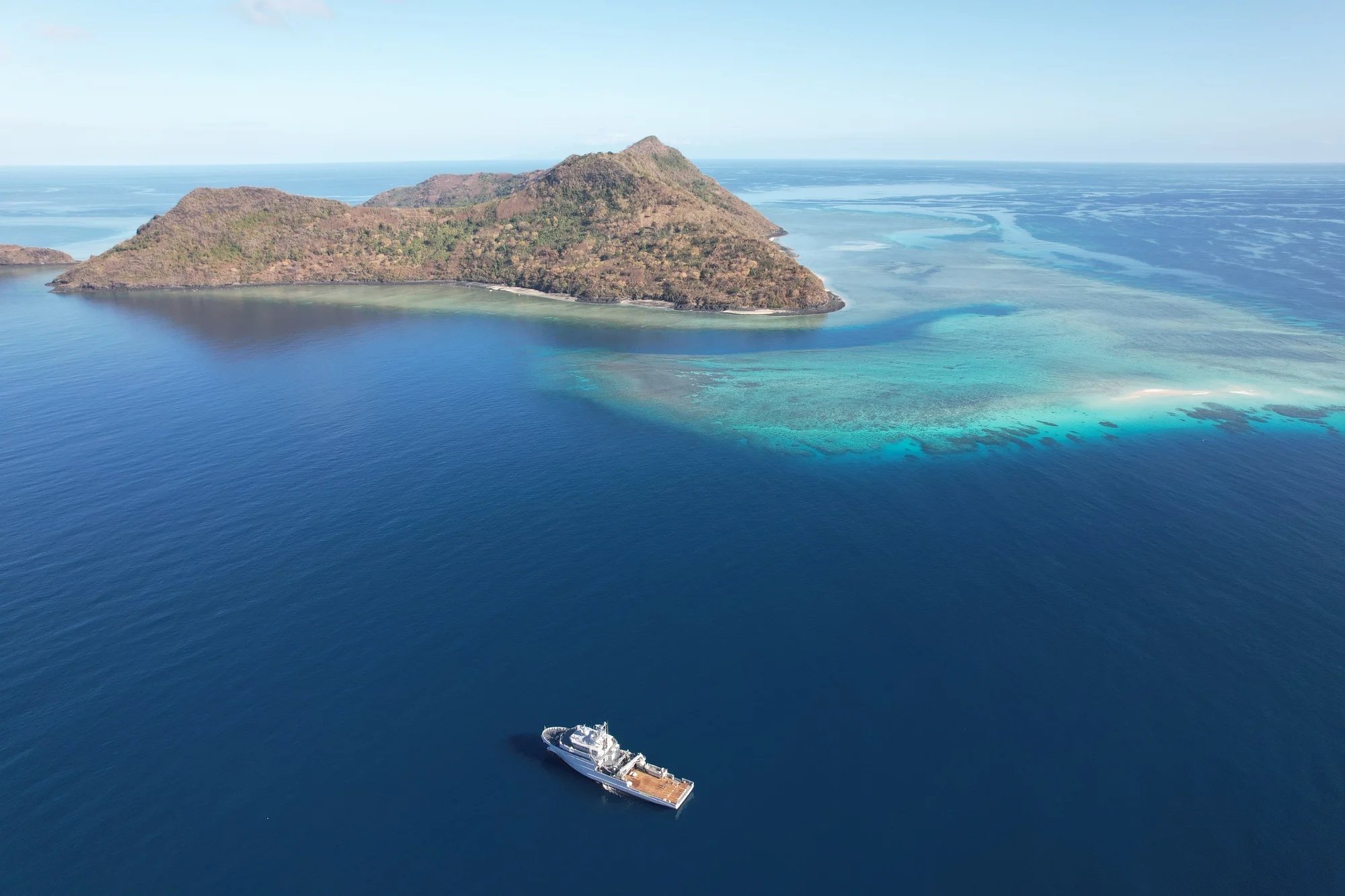 Le Champlain dans le lagon de Mayotte