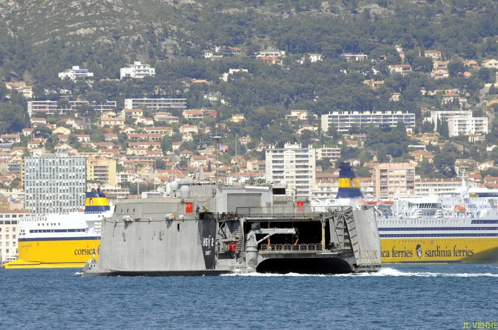 Le catamaran américain Swift arrive à Toulon