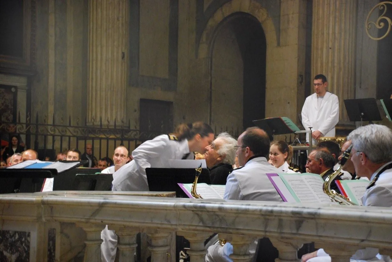 Une trompettiste de la Musique remet à Maurice André un 