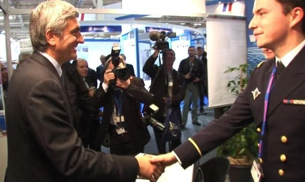 Le ministre de la défense salue un des élèves de l'Ecole
