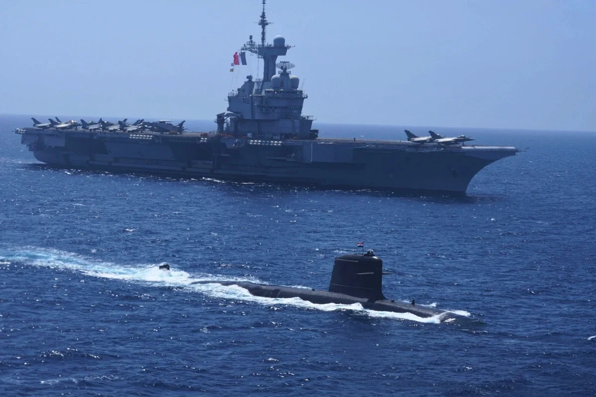 Le porte-avions Charles de Gaulle et un sous-marin Scorpène indien