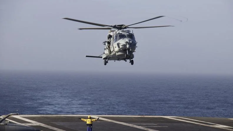 Un hélicoptère NH90 atterrit sur le porte-avions