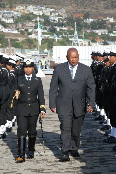 Le ministre inspecte la garde d'honneur
