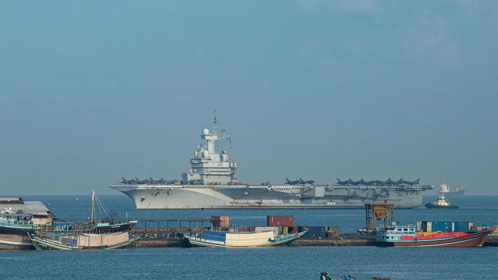 Le porte-avions Charles de Gaulle arrive à Djibouti