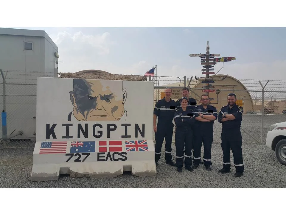 Les spécialistes de la défense aérienne et du contrôle de chasse du Forbin et les aviateurs alliés sur la base aérienne KingPin