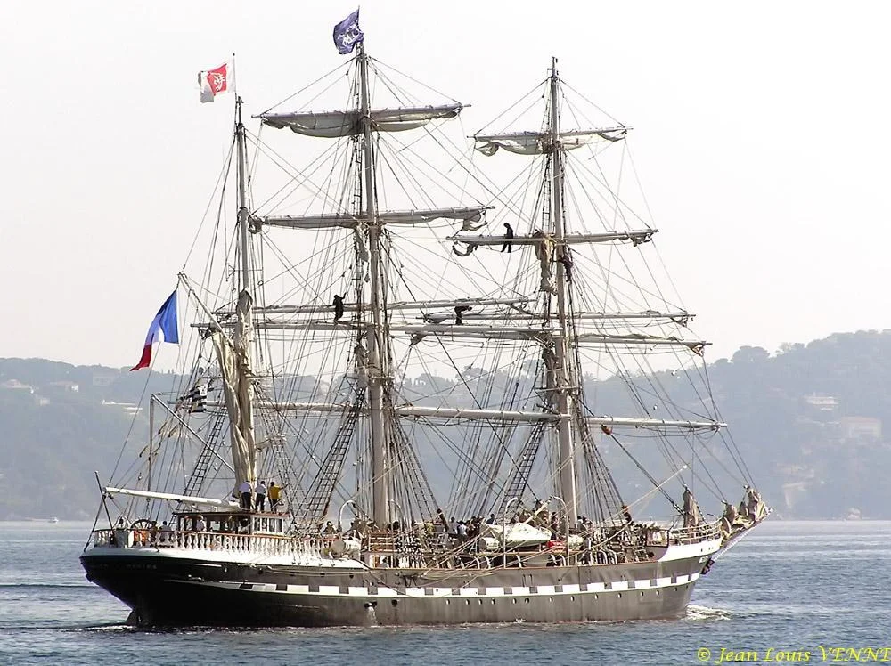 Le voiler Bélem quitte le port de Toulon