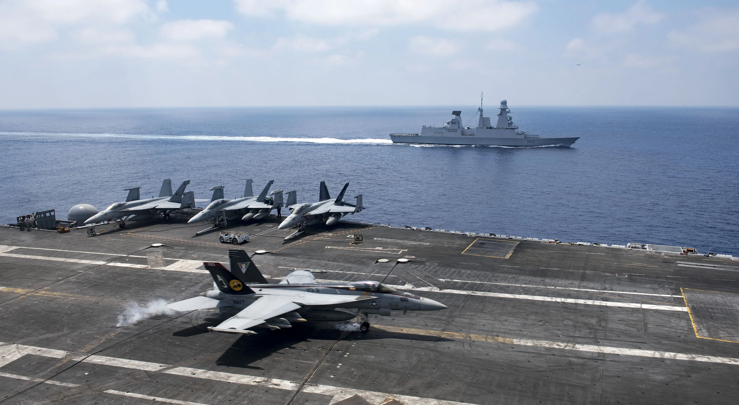 La frégate Chevalier Paul navigue en Méditerranée aux côtés du porte-avions USS George H.W. Bush