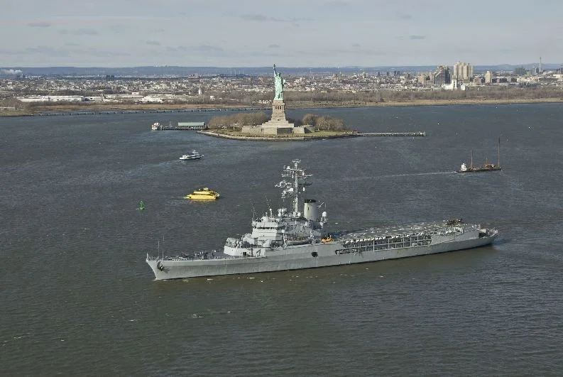 La Jeanne d'Arc devant la statue de la Liberté