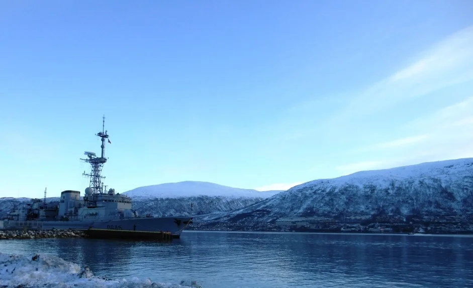 La frégate La Motte-Picquet dans le fjord de Tromsöe (Norvège)