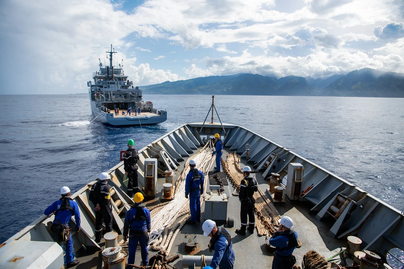 Le bâtiment de soutien et d’assistance outre-mer Bougainville remorque la frégate Prairial