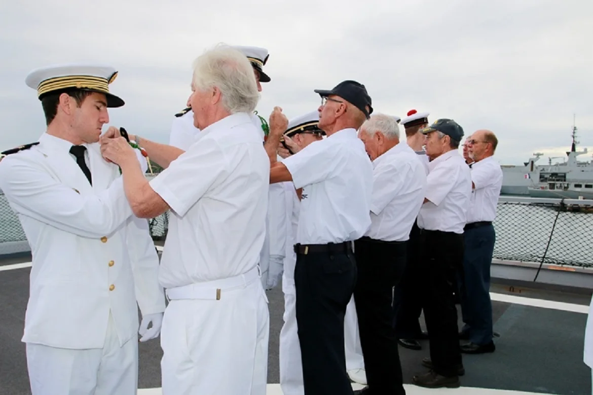 Remise de fourragères sur le Chevalier Paul