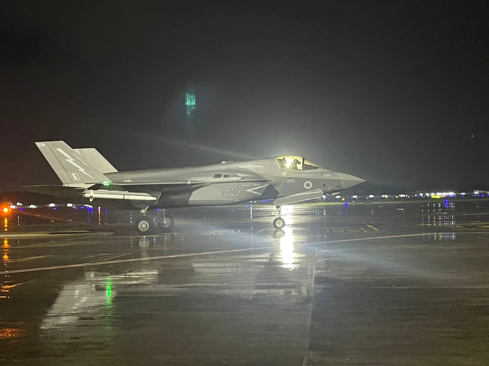 Un chasseur F-35 du porte-aéronefs britannique HMS Prince of Wales sur l’aéroport de Thiruvananthapuram (Inde)