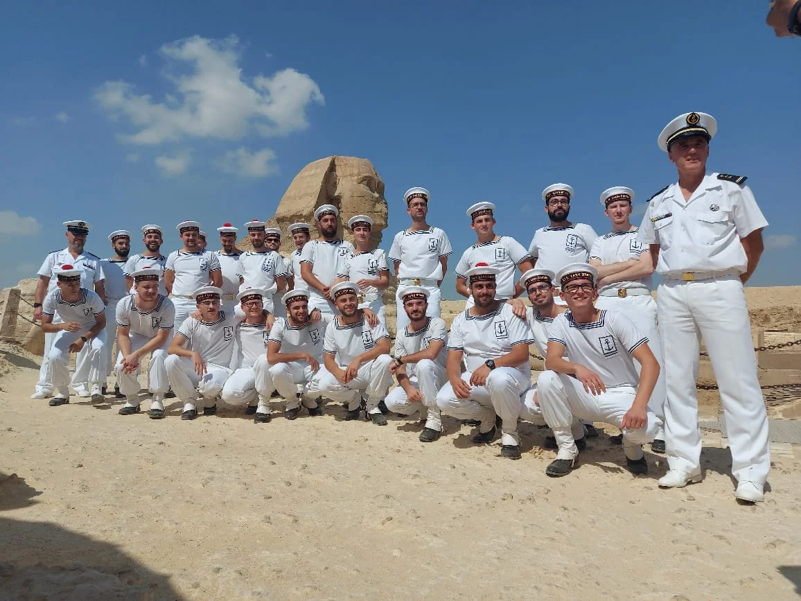 Le bagad de Lann Bihoué se produit devant les pyramides