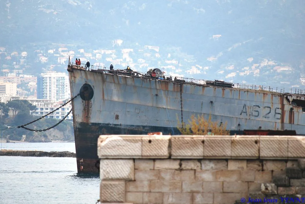 Arrivée à Toulon de la coque de l’ex-pétrolier Saône