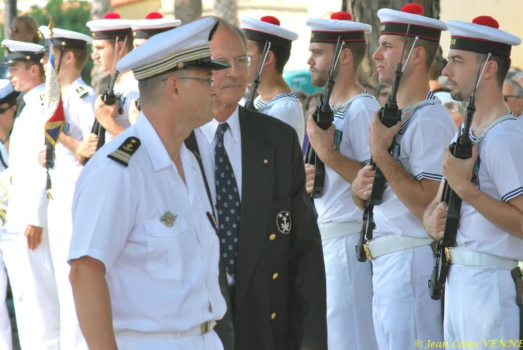 Le commandant et le maire passent la garde d'honneur en revue