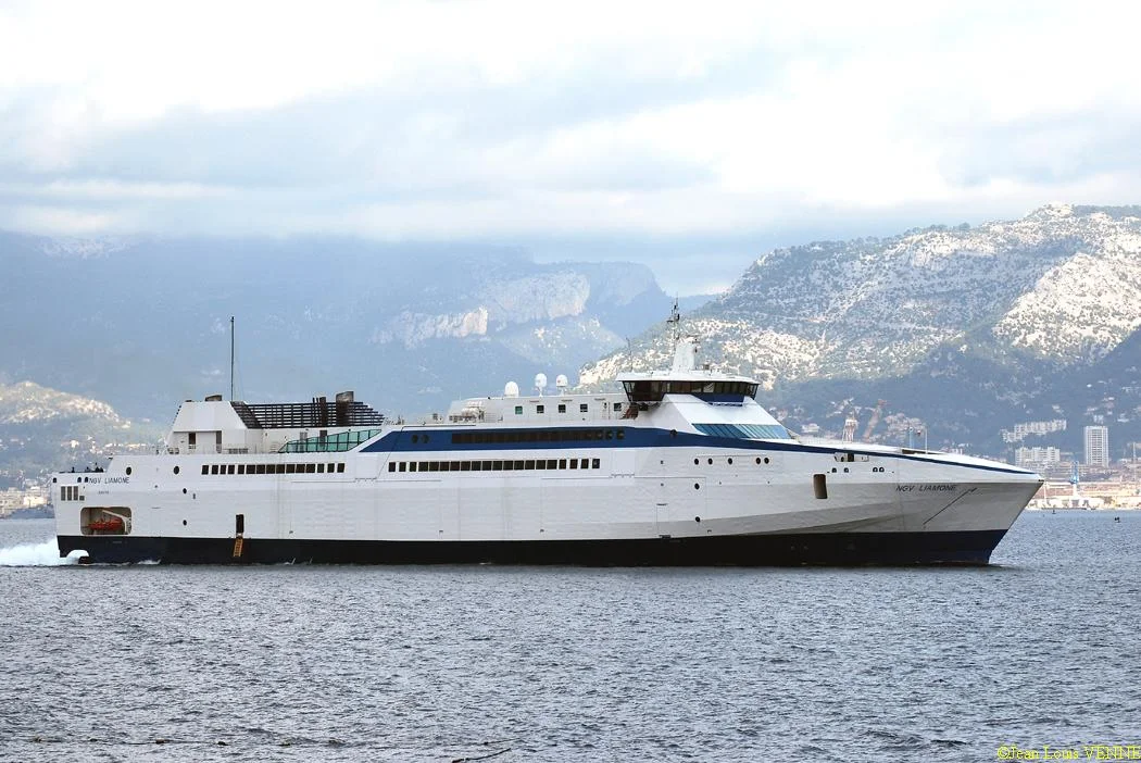 Le Liamone sort de la base navale de Toulon pour des essais