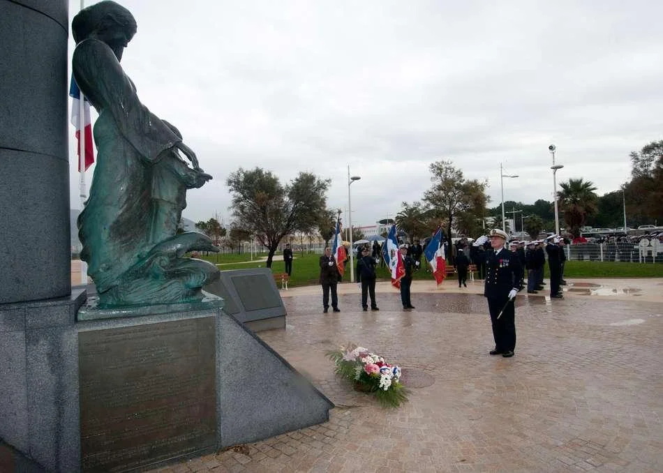 Le VAE de Coriolis devant le monument des sous-mariniers
