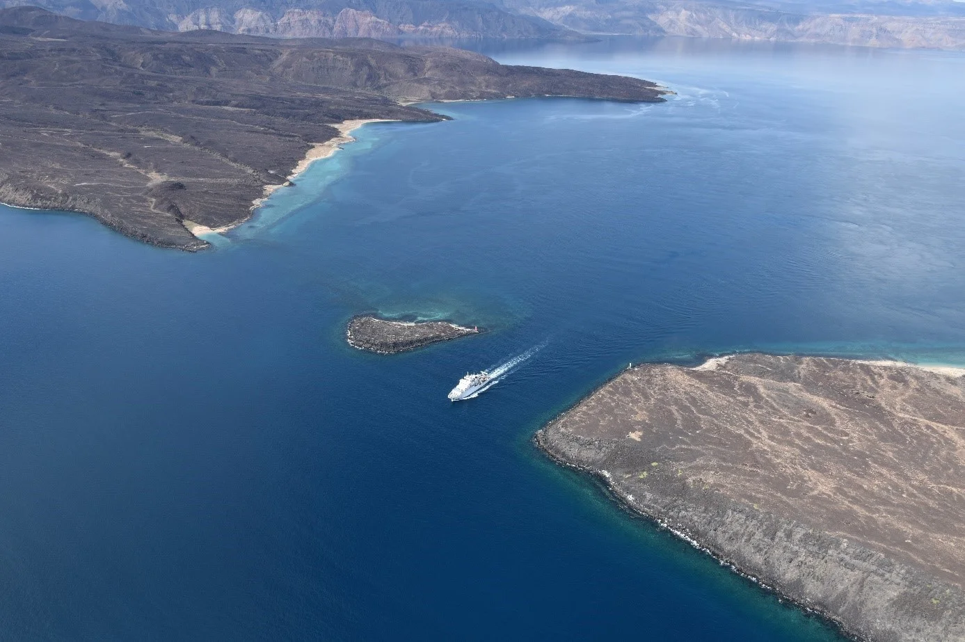 Le Beautemps-Beaupré franchit l'entrée du gouffre des démons de Djibouti