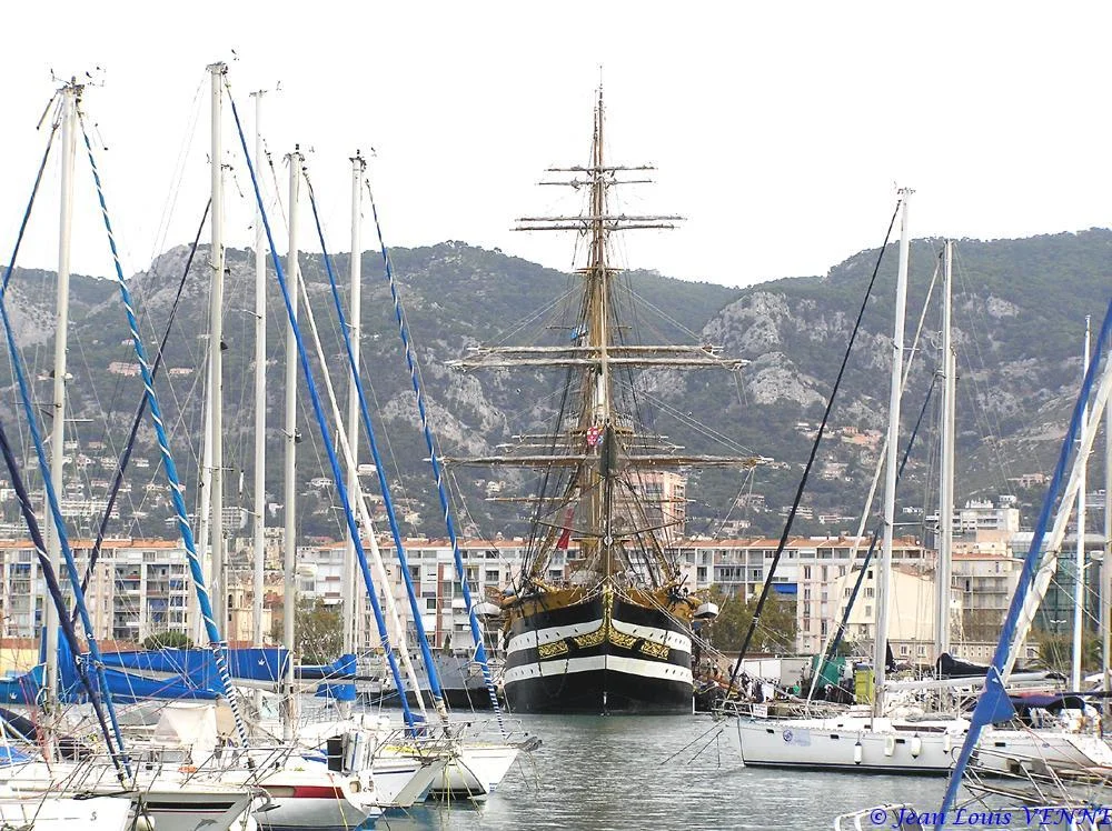 L’Amerigo Vespucci dans le port de Toulon
