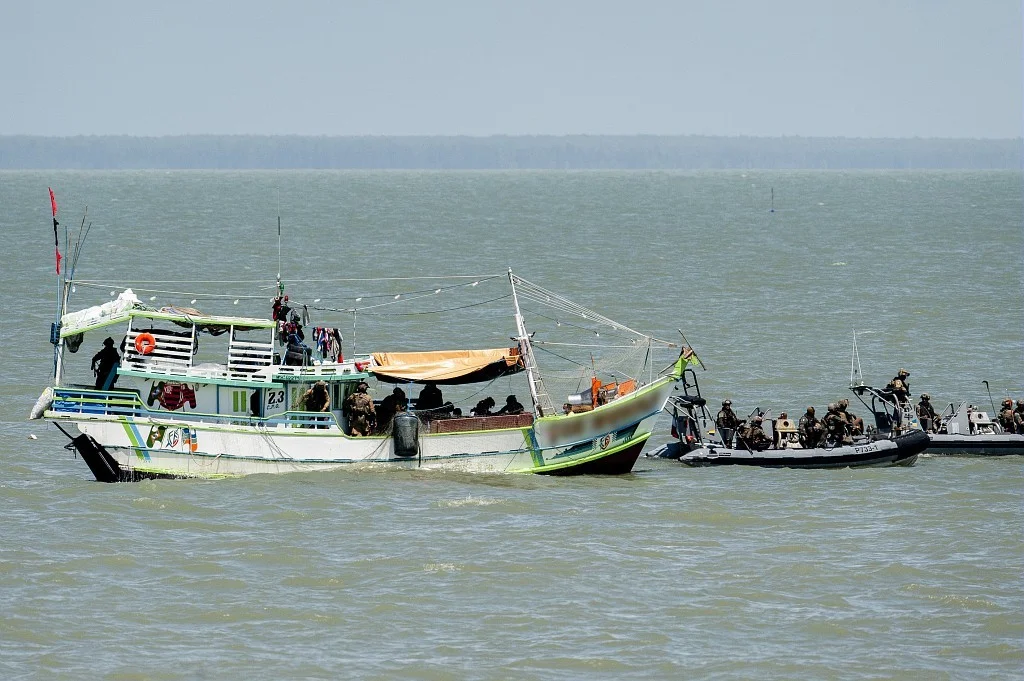 Une équipe du visite du patrouilleur La Confiance contrôle une tapouille brésilienne