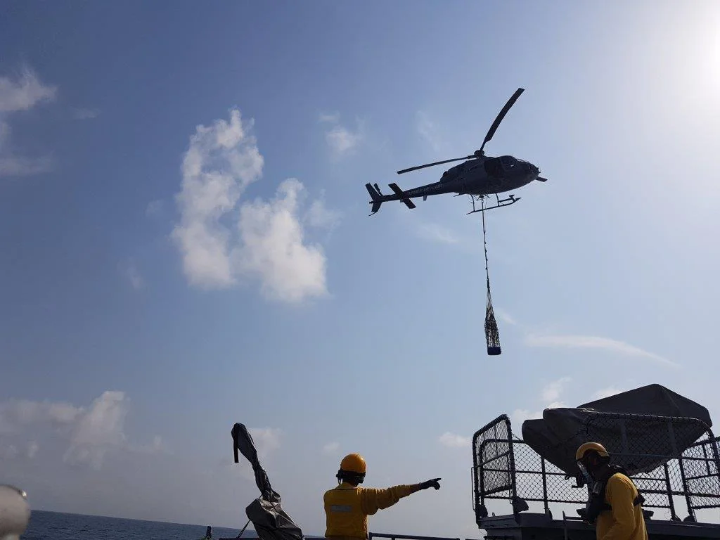 Le Commandant Birot ravitaillé par un hélicoptère Fennec