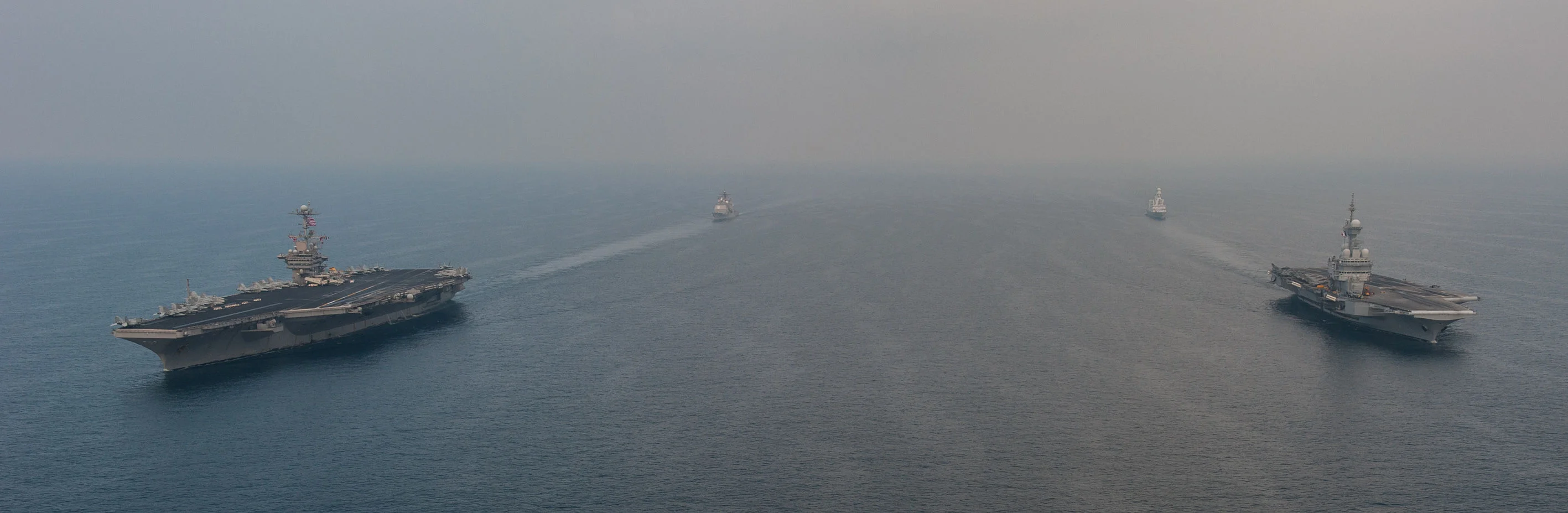 Les porte-avions USS Harry S. Truman et Charles de Gaulle, le croiseur lance-missiles USS Gettysburg et la frégate Forbin naviguent en formation