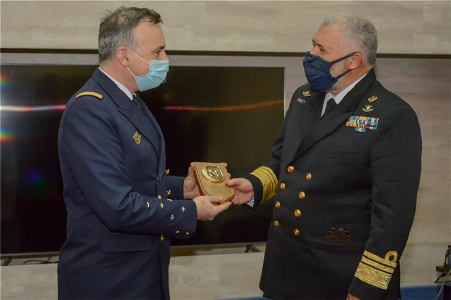 Le chef d'état-major de la marine nationale, l'amiral Pierre Vandier, reçu par son homologue grec