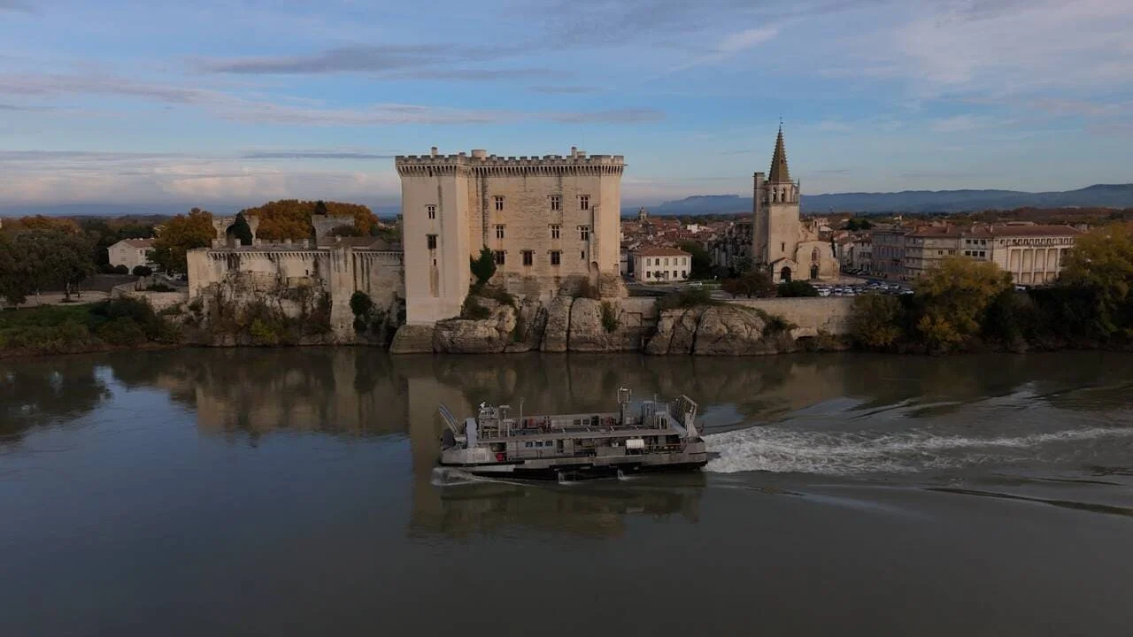 Un engin de débarquement de la flottille amphibie navigue sur le Rhône
