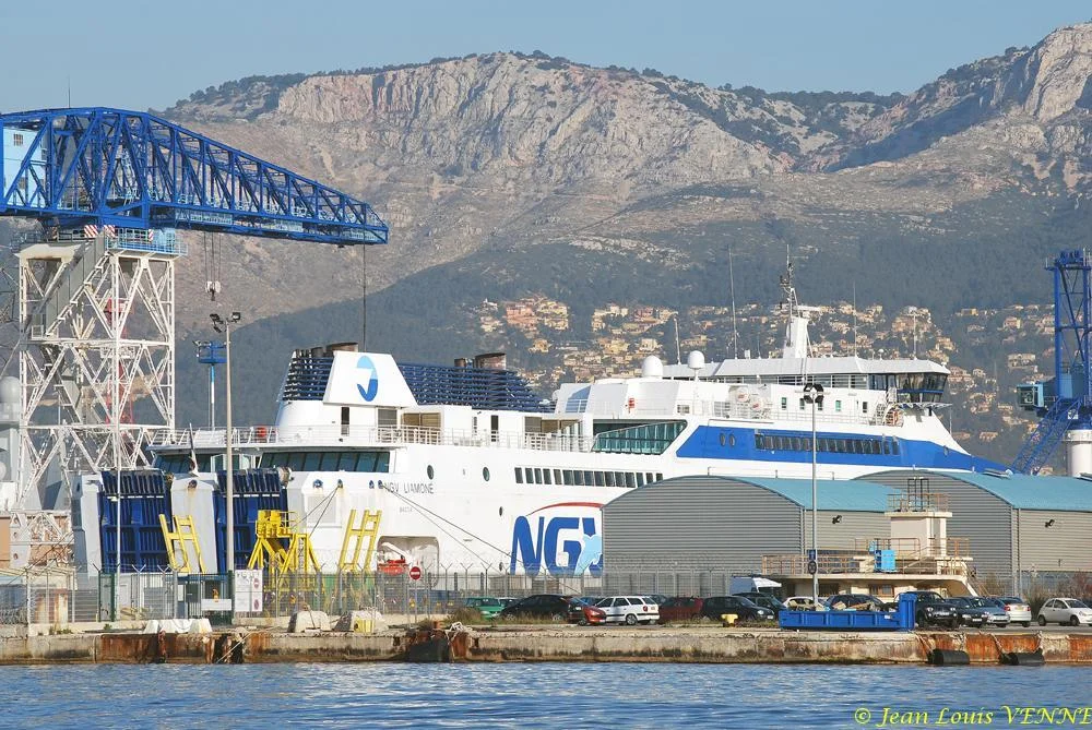 Le Liamone entre dans un bassin de DCNS à Toulon