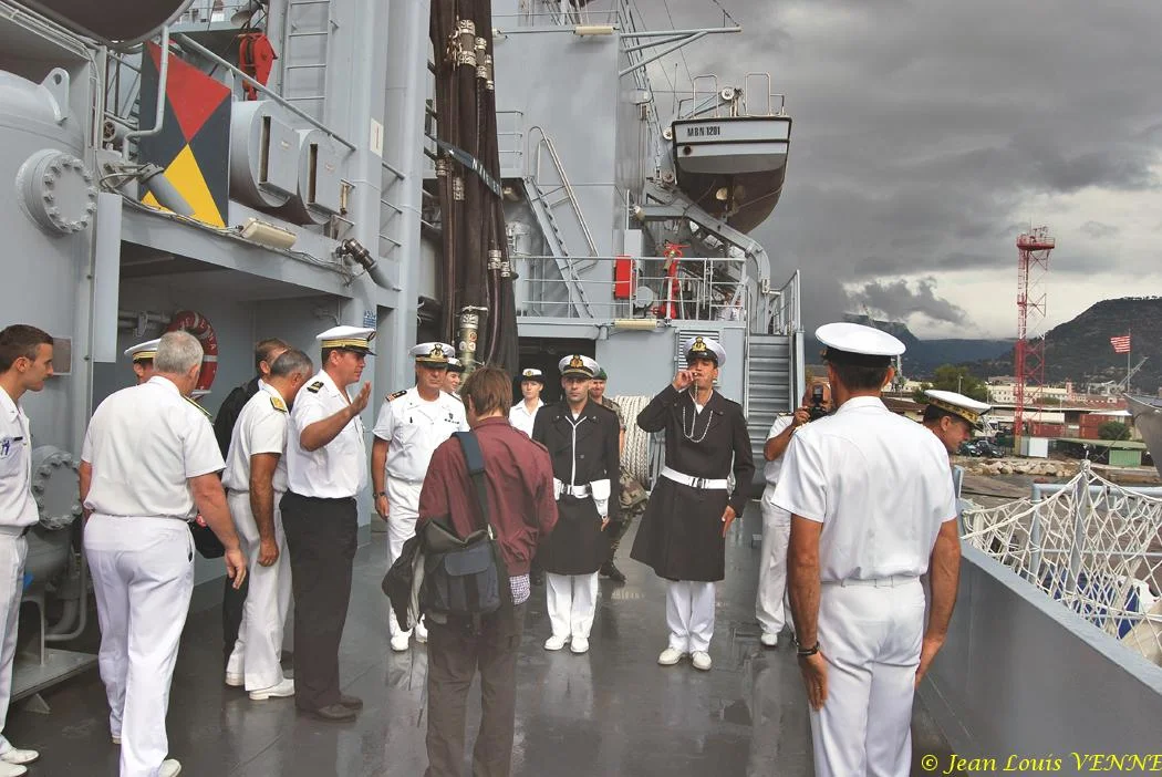 Départ des journalistes et des officiers français