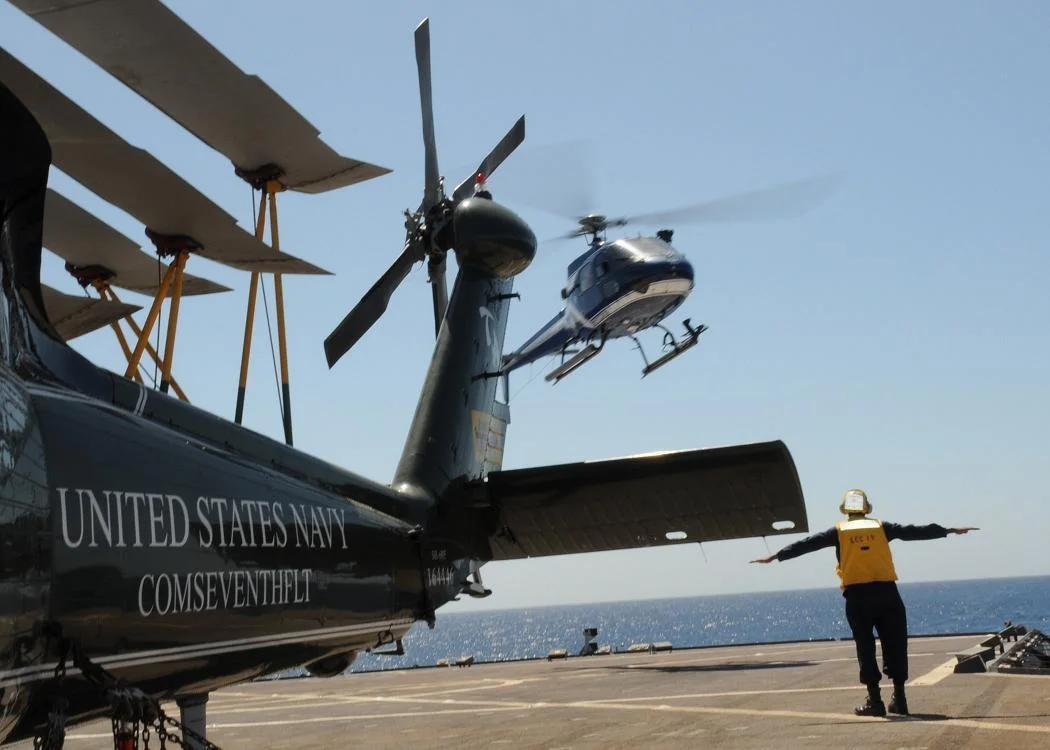 Exercice d'appontage d'un Ecureuil du Vendémiaire sur l'USS Blue Ridge