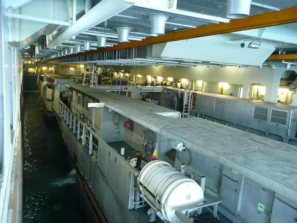 Les deux EDA-R dans le radier du BPC Dixmude