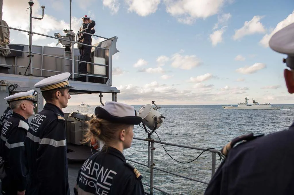 La frégate Latouche-Tréville effectue des manœuvres avec 2 frégates chinoises au large de la Bretagne