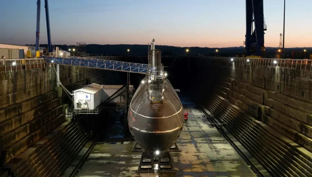 Le sous-marin HMS Swiftsure en cale sèche à Rosyth