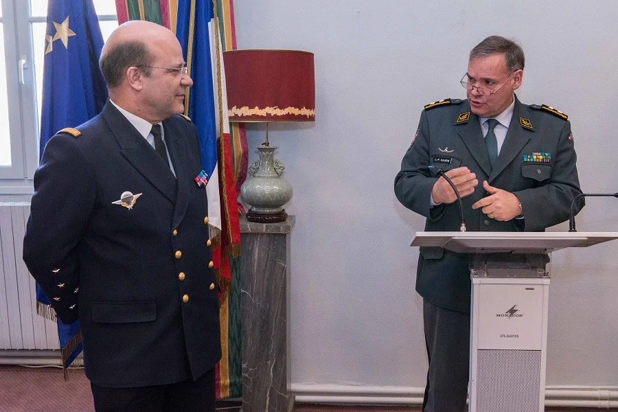 Le général de division Gaudin, attaché de défense suisse, et l’amiral Prazuck