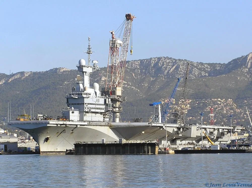 Le Charles de Gaulle entre au bassin