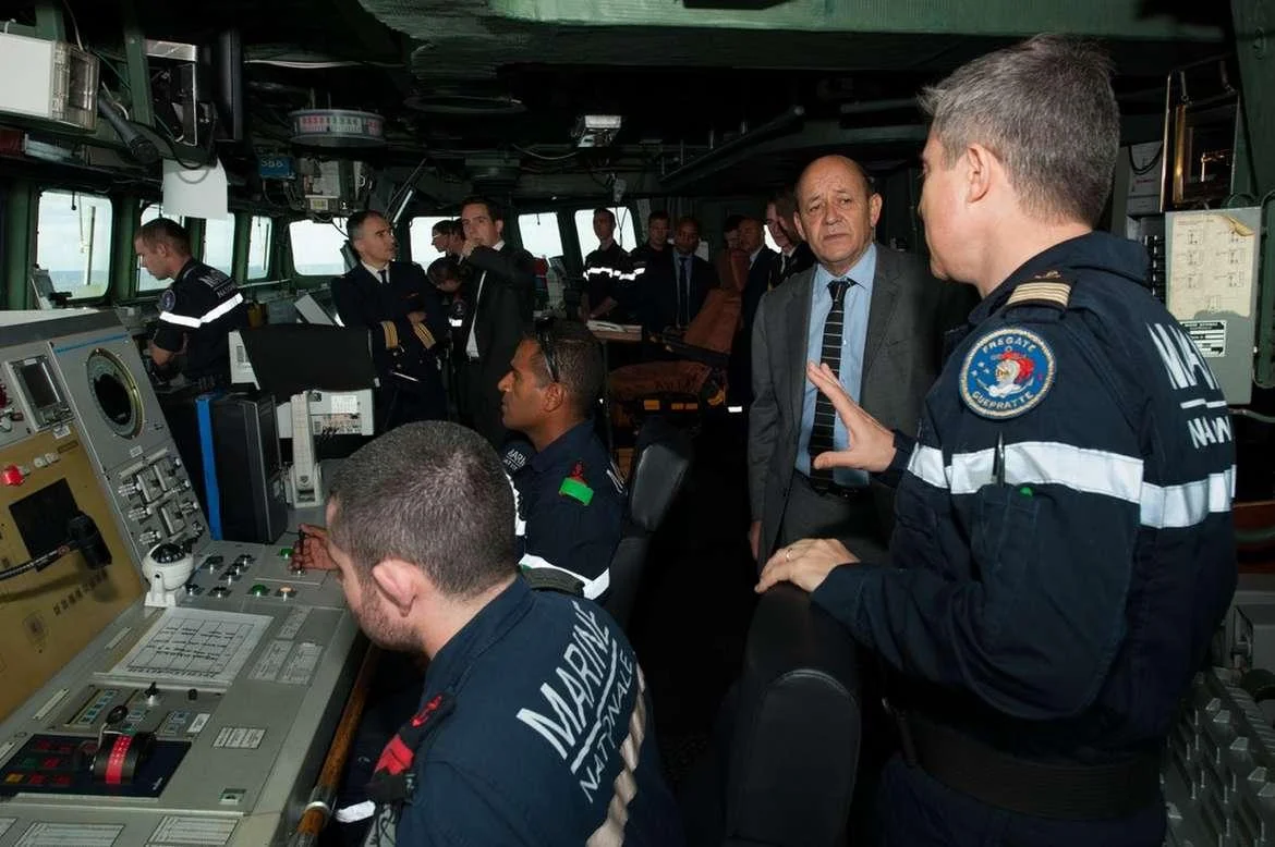 Le ministre de la défense en passerelle de la frégate Guépratte