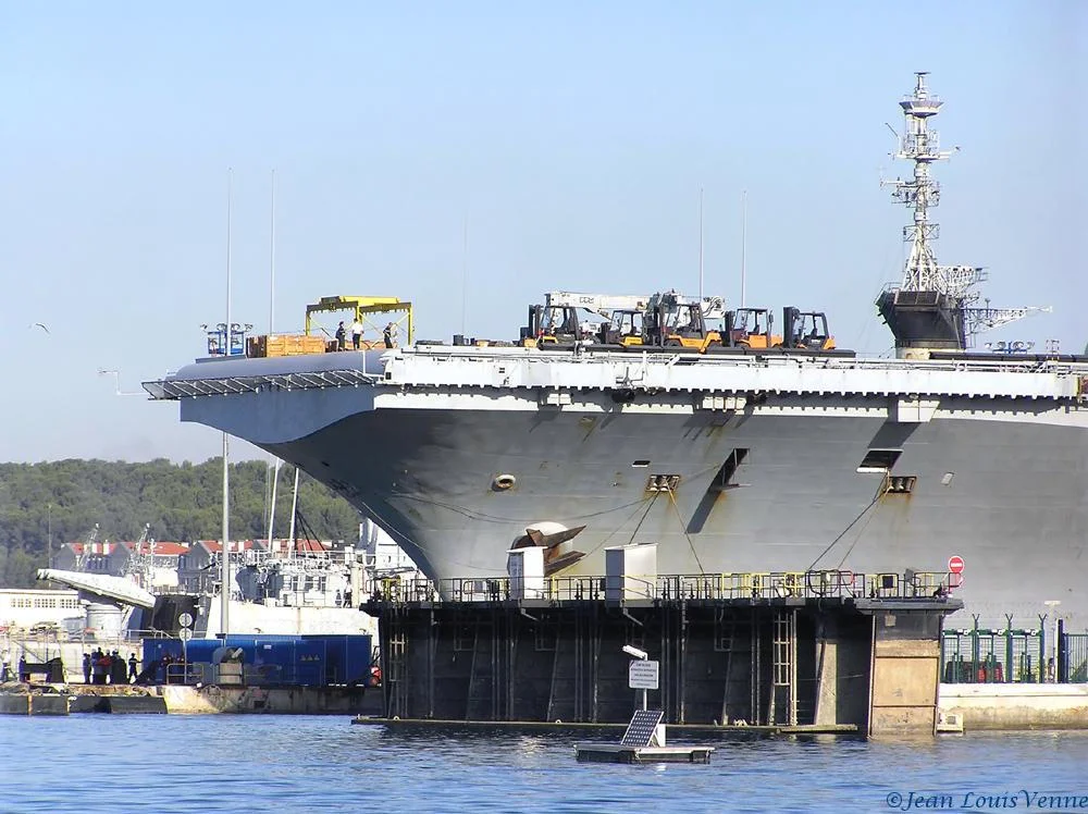 Le Charles de Gaulle entre au bassin