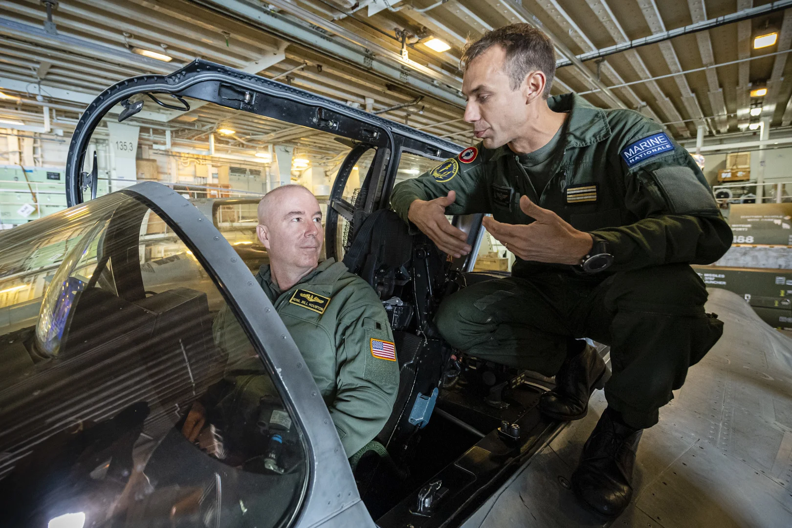 Le contre-amiral américain William J. Houston se fait présenter le chasseur Rafale